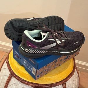 Excellent Condition Brooks Adrenaline GTS23 Running Shoe